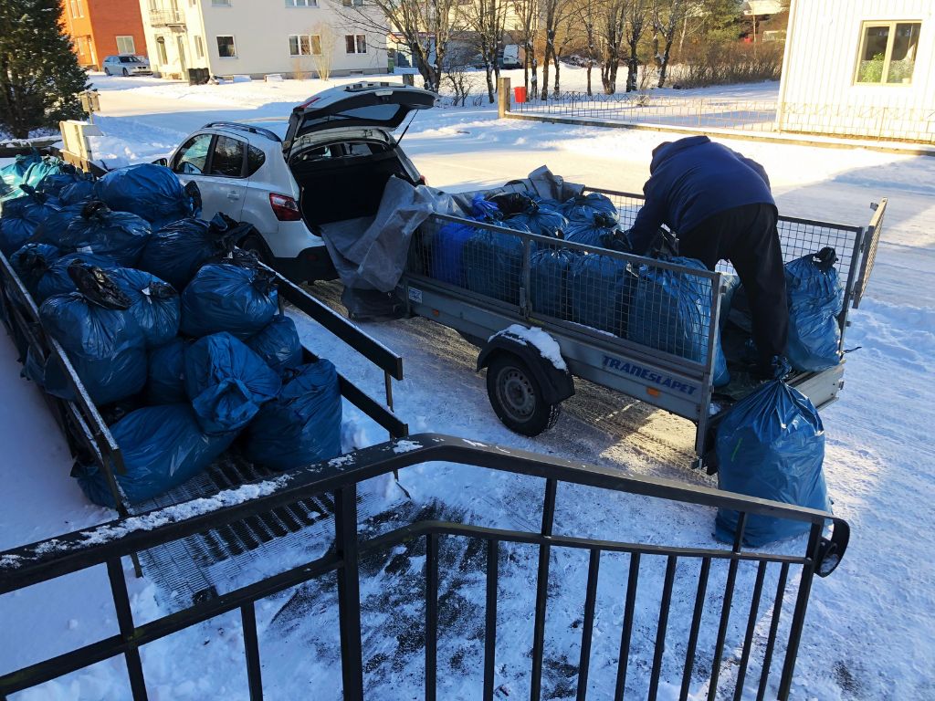 En släpvagn lastas med saker till Ukraina.